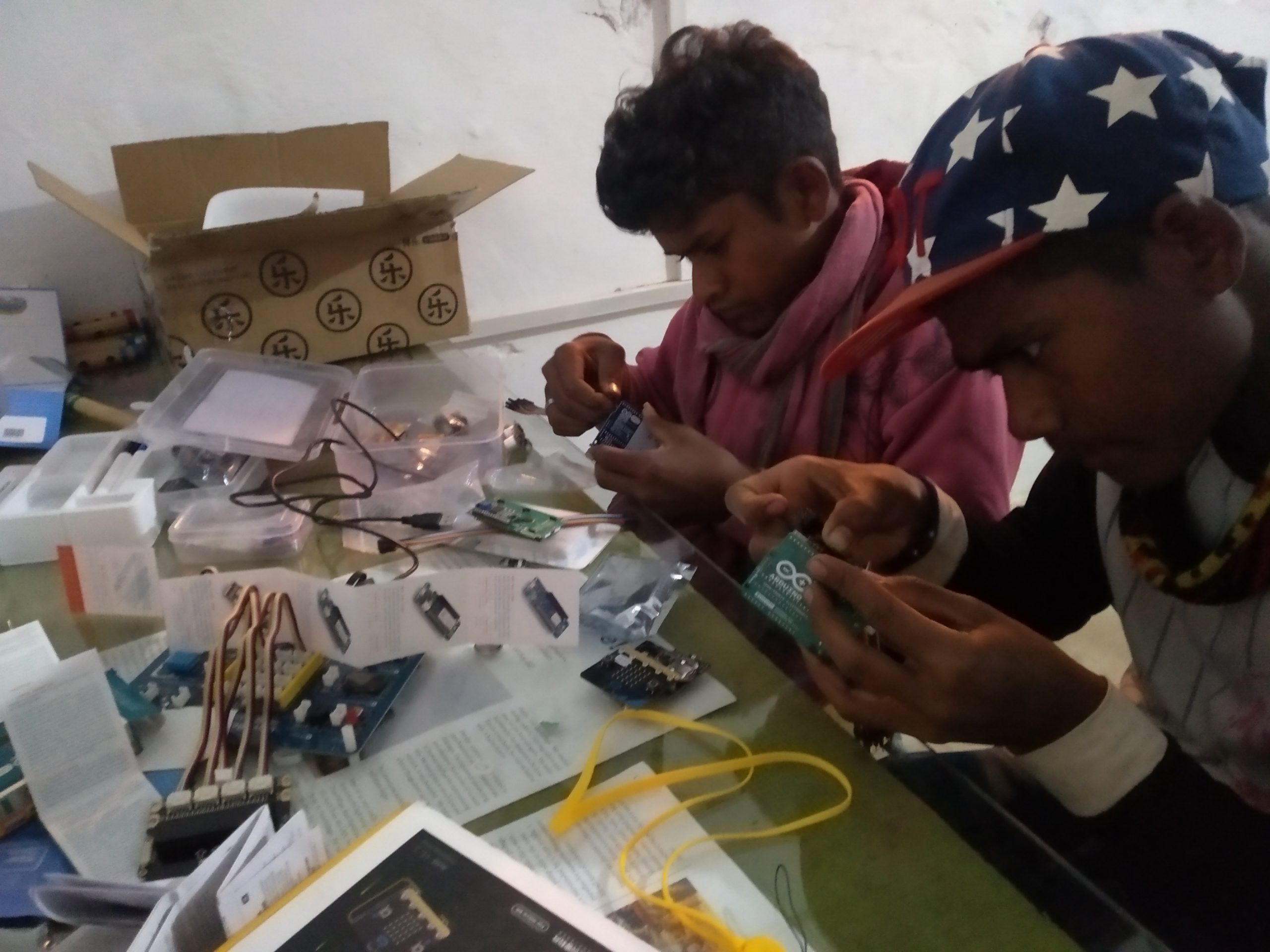 Janwaar Maker Space’in Oluşumu: Seeed’in Kırsal Değişimcilerin Kendini Güçlendirmesi ve Sosyal Kapsama için Açık Kaynak Donanımı Hindistan’da