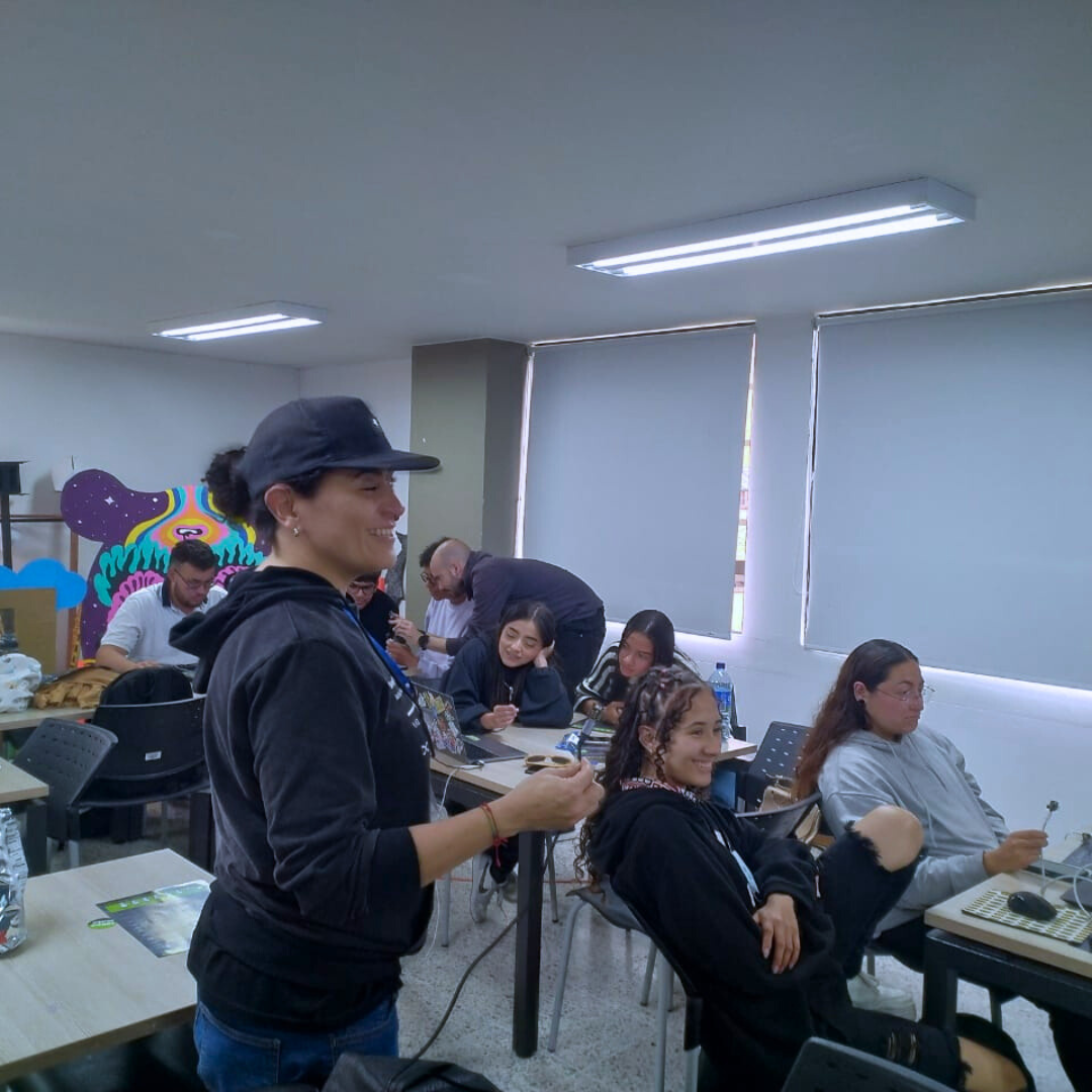Öğrenciler ve Fakülte, Luis Amigó Katolik Üniversitesi’nde Yapay Zeka ve XIAO ESP32S3 Sense ile Tasarımın Yeni Sınırlarını Keşfediyor