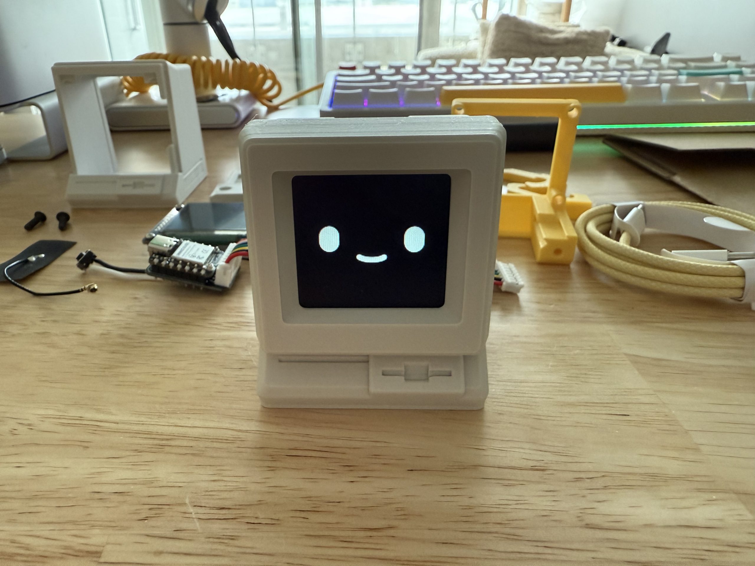 Byte 90: XIAO ESP32-S3 ile Güçlendirilmiş Retro Esinlenmeli Etkileşimli Tasarım Oyuncağı