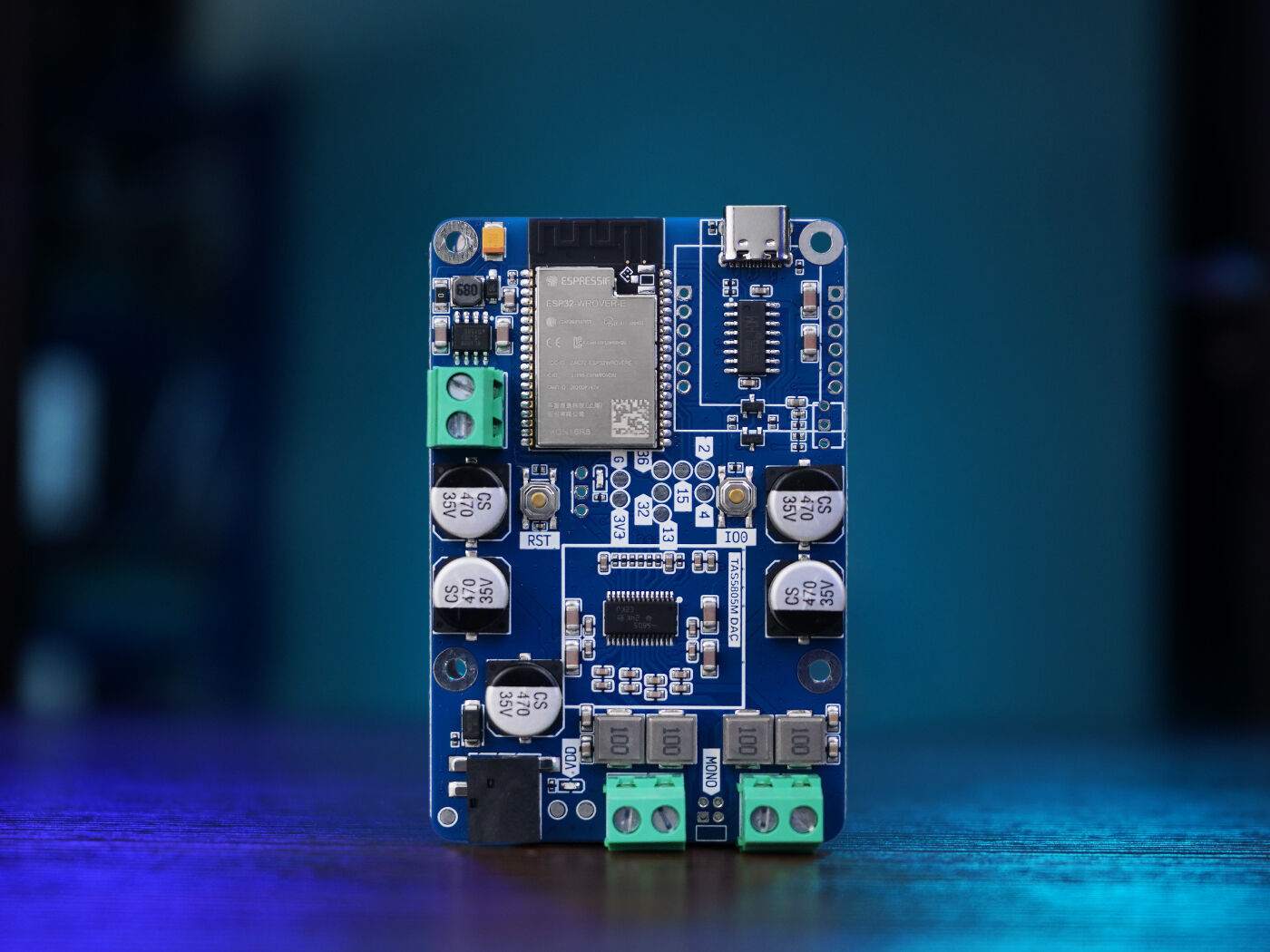 Louder ESP32, 2x 23W yükü (8Ω, 1% THD+N) süren TAS5805M I2S DAC ile birlikte gelen ESP32 ses geliştirme kartıdır.